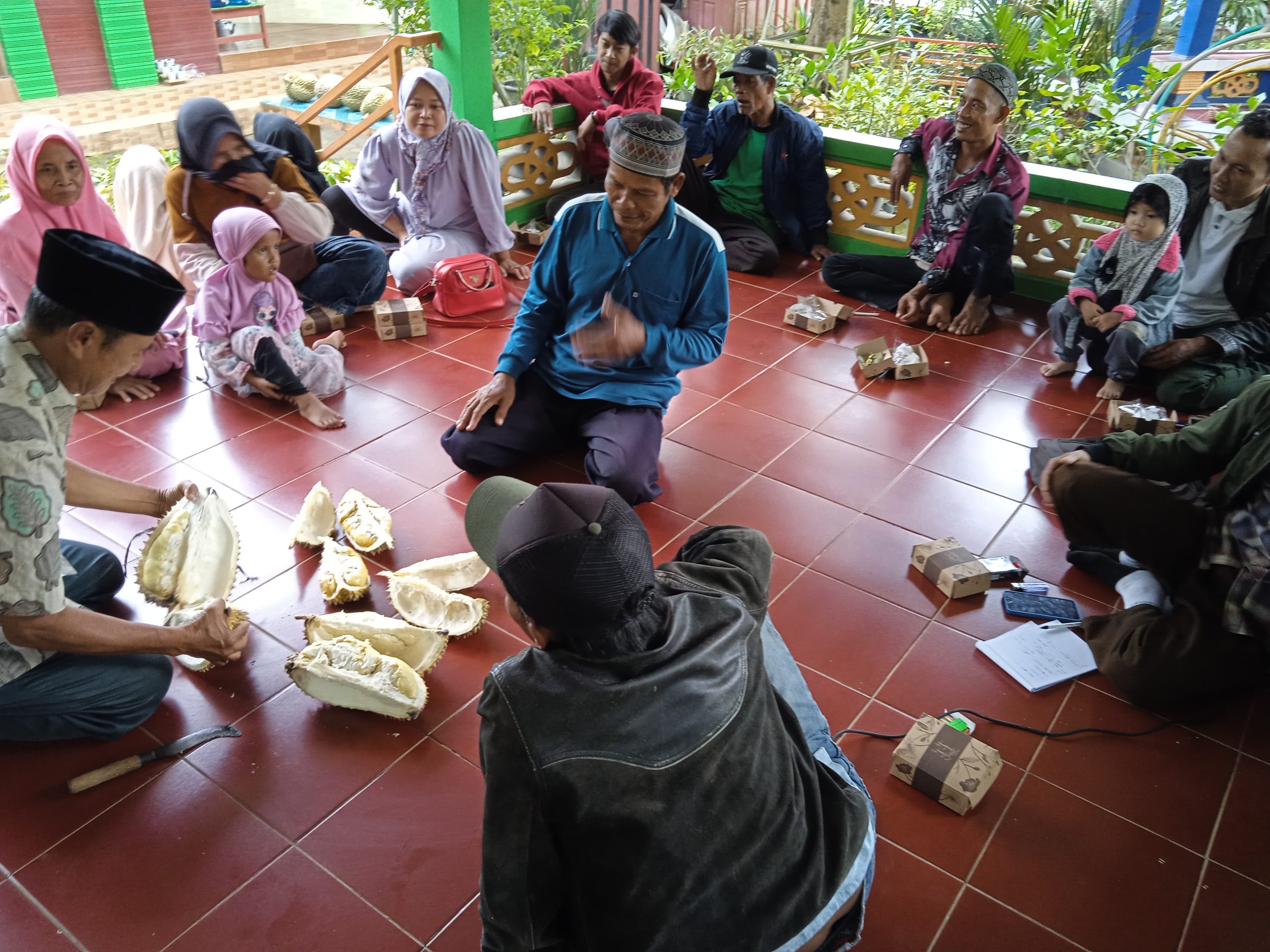 Sarno (Pemilik Durian Bawor Bhineka) Desa Alasmalang Banyumas tengah menunjukan hasil panen durian kepada peserta belajar dari LPHD Sidadadi Cilacap